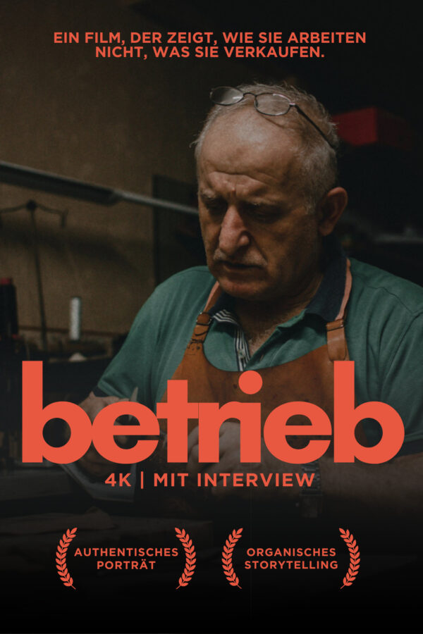 Flyer in Filmposter-Optik mit orangener Schrift als Werbung für ein filmisches Betriebsporträt mit Interview.
