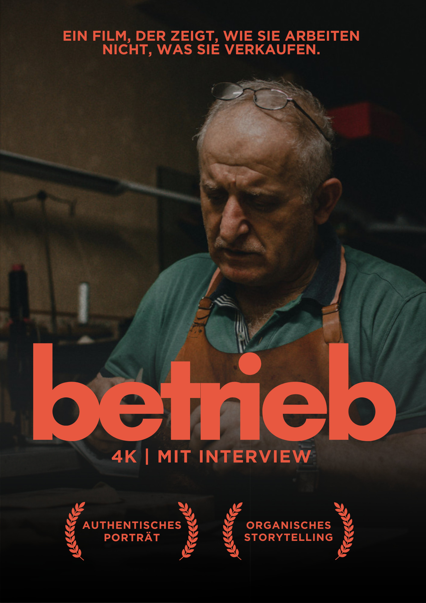 Flyer in Filmposter-Optik mit orangener Schrift als Werbung für ein filmisches Betriebsporträt mit Interview.