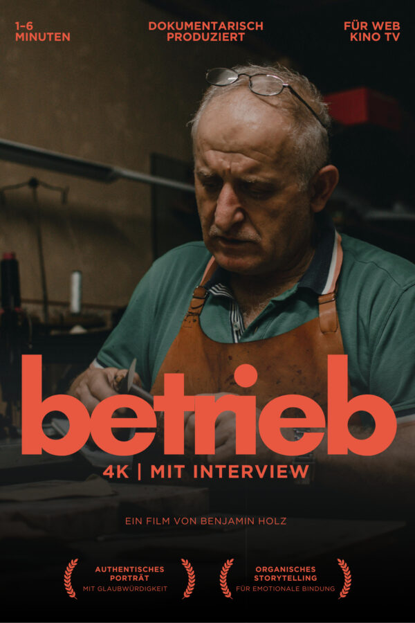 Flyer in Filmposter-Optik mit orangener Schrift als Werbung für ein filmisches Betriebsporträt mit Interview.