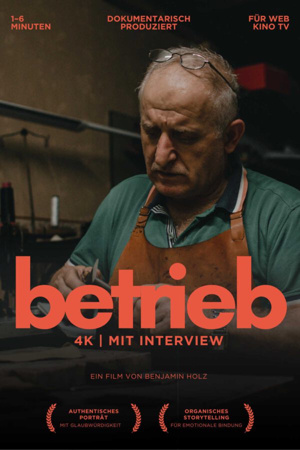 Flyer in Filmposter-Optik mit orangener Schrift als Werbung für ein filmisches Betriebsporträt mit Interview.