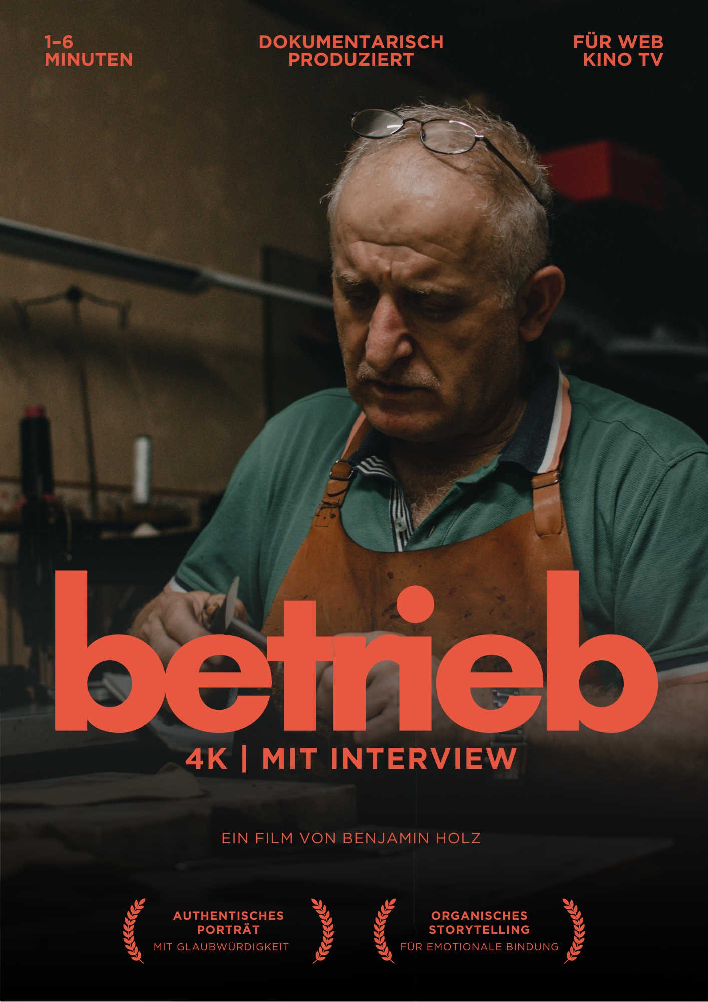 Flyer in Filmposter-Optik mit orangener Schrift als Werbung für ein filmisches Betriebsporträt mit Interview.