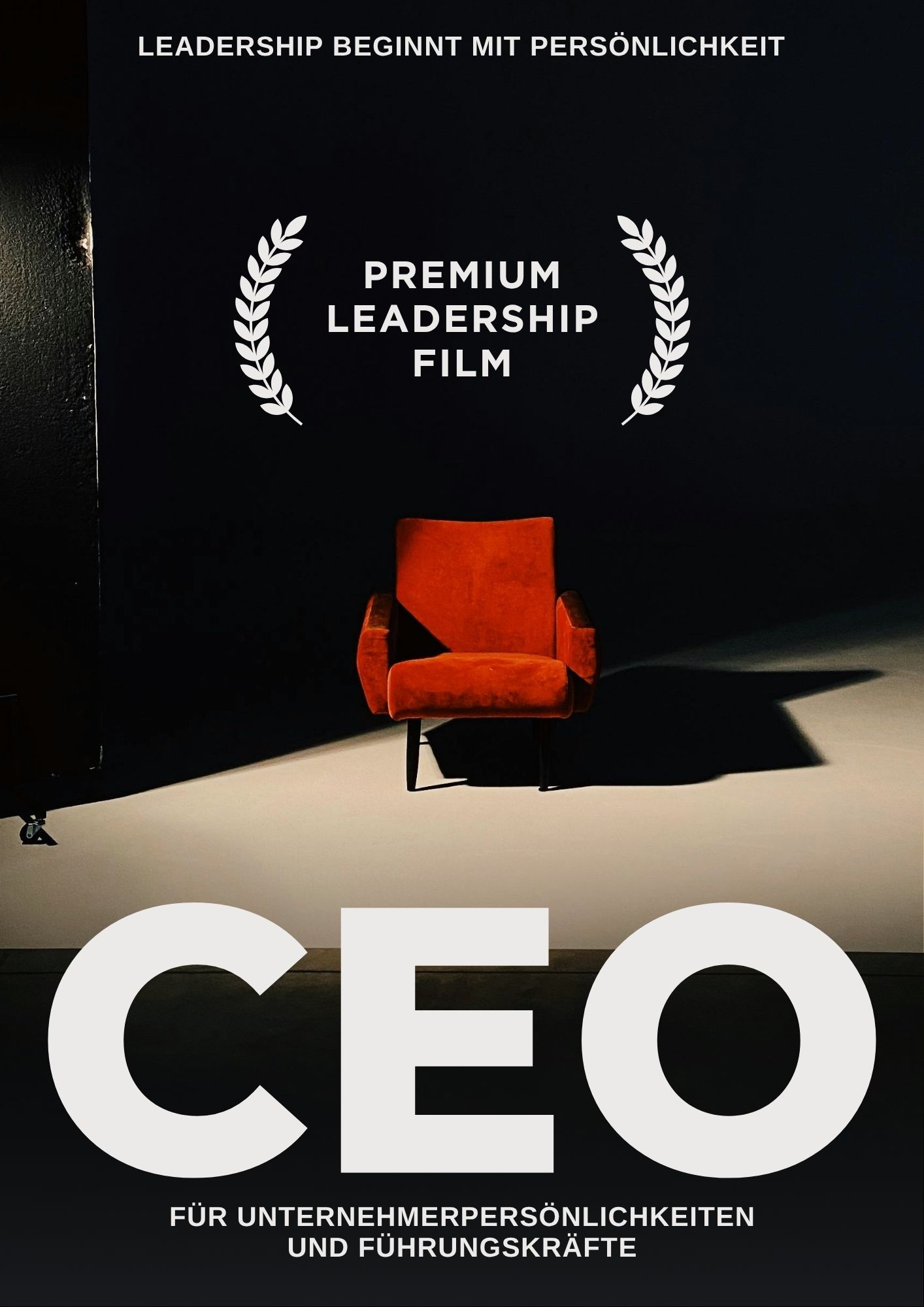 Flyer in Filmposter-Optik mit weißer Schrift als Werbung für ein CEO-Portrait.