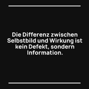 Statement-Bild: "Die Differenz zwischen Selbstbild und Wirkung ist kein Defekt, sondern Information."