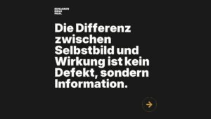 Statement-Bild: "Die Differenz zwischen Selbstbild und Wirkung ist kein Defekt, sondern Information."