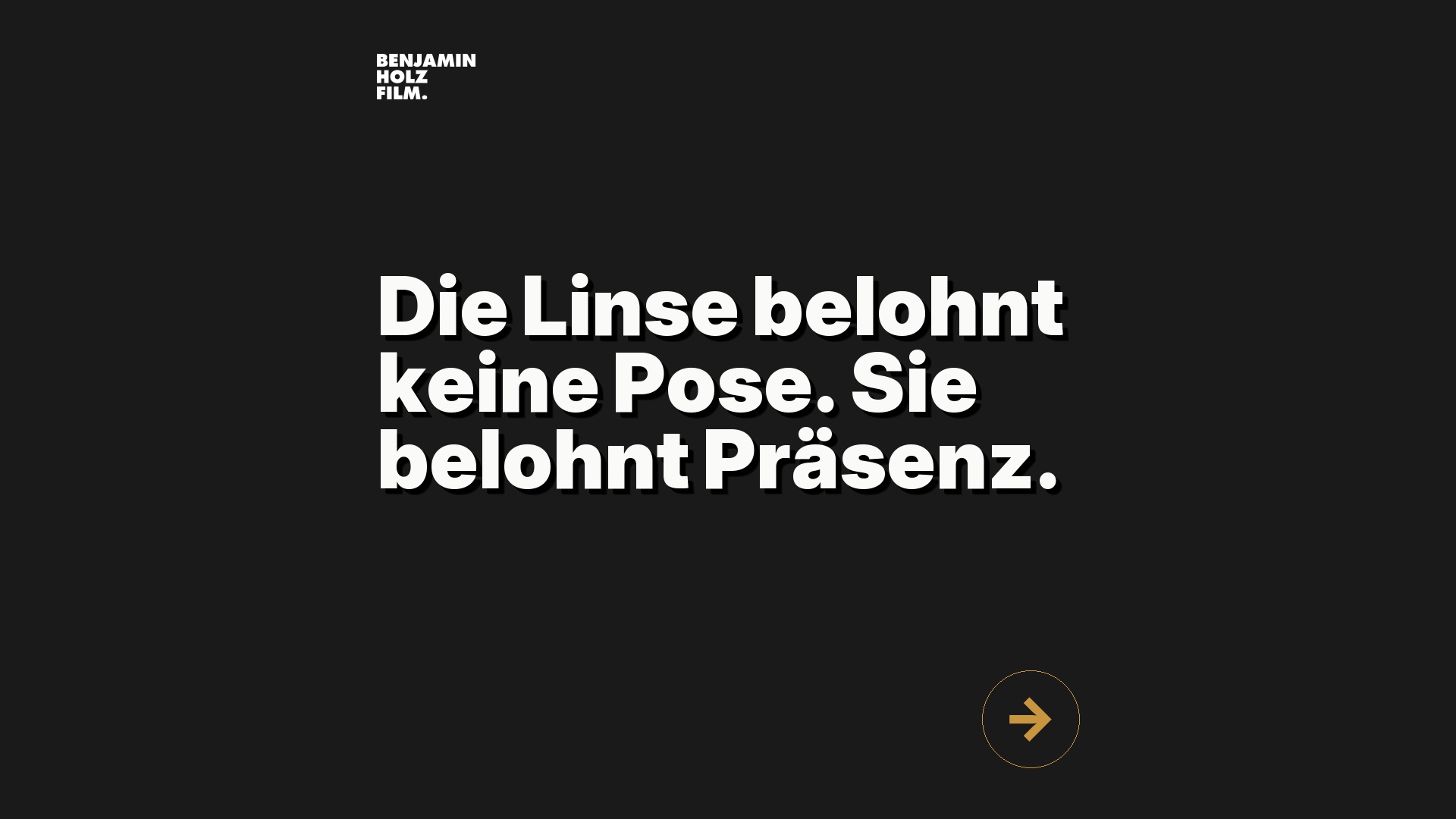 Statement-Bild: "Die Linse belohnt keine Pose. Sie belohnt Präsenz."